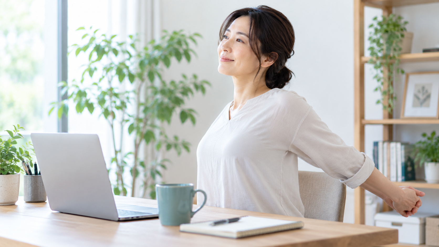 デスクでできる肩こりストレッチ|仕事の合間に無理なく身体を動かそう